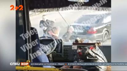 Водитель легковушки перекрыл дорогу автобусу и угрожал пистолетом водителю маршрутки