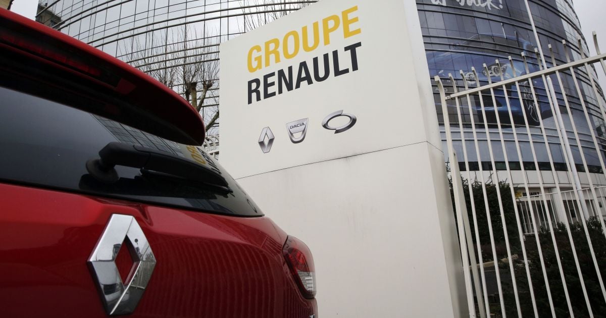 Renault показала тизерные изображения сразу трех моделей