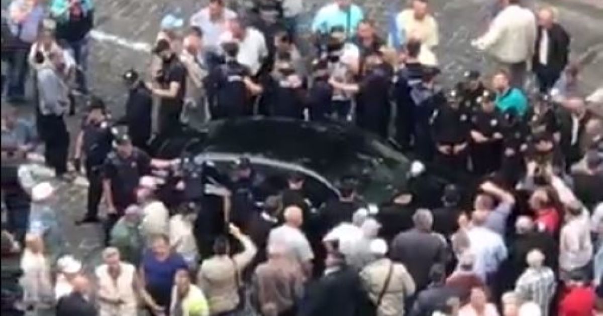 В центре Киева Porsche наехал на ногу митингующему возле Кабмина - источник