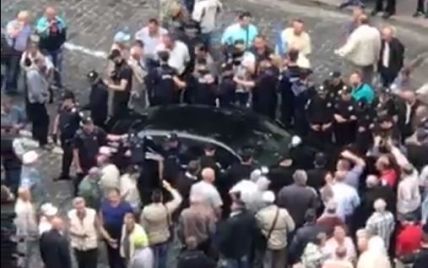 В центре Киева Porsche наехал на ногу митингующему возле Кабмина - источник