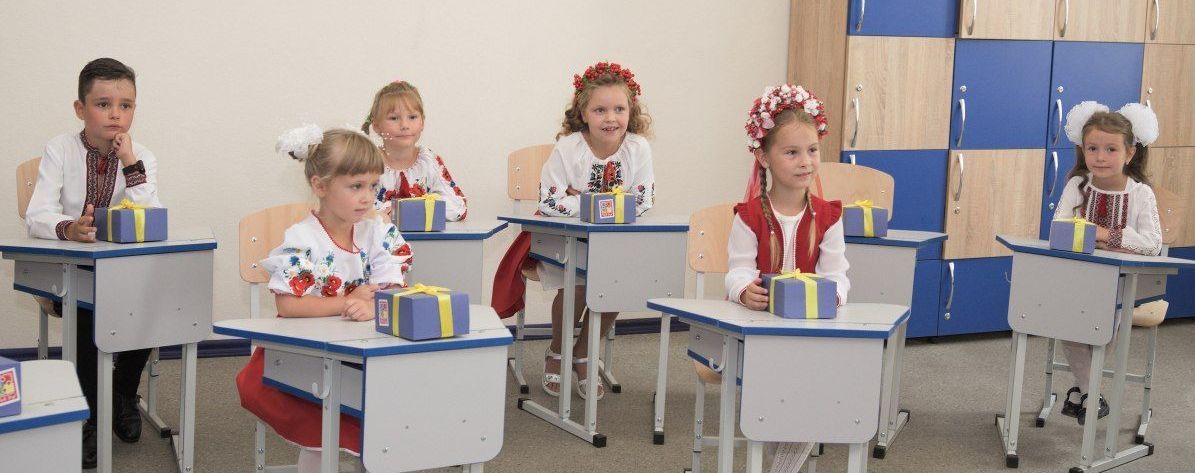На первом уроке — рассказы о коронавирусе, а учителя привыкают к щиткам: как прошло 1 сентября в школах Украины