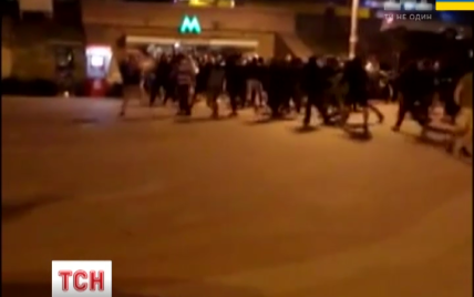 В Сети появились видео массовой драки футбольных фанов в Киеве