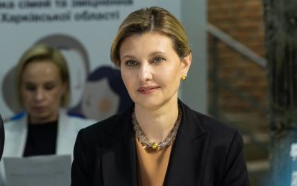 У блузці кольору кемел і з новим намистом: Олена Зеленська під час візиту до Харкова
