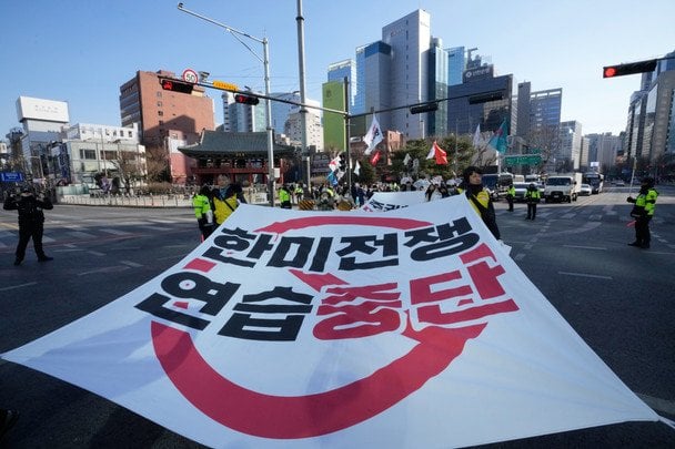 Участники протестов развернули плакаты / © Associated Press