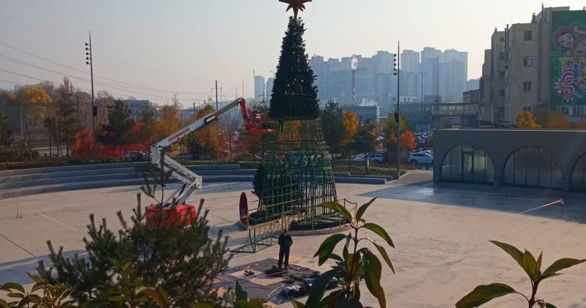 У Києві почали встановлювати новорічну ялинку: фото