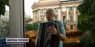 "Росіяни дограються, с*ки!" Ексзварювальниця на ЧАЕС щодня на балконі грає на баяні