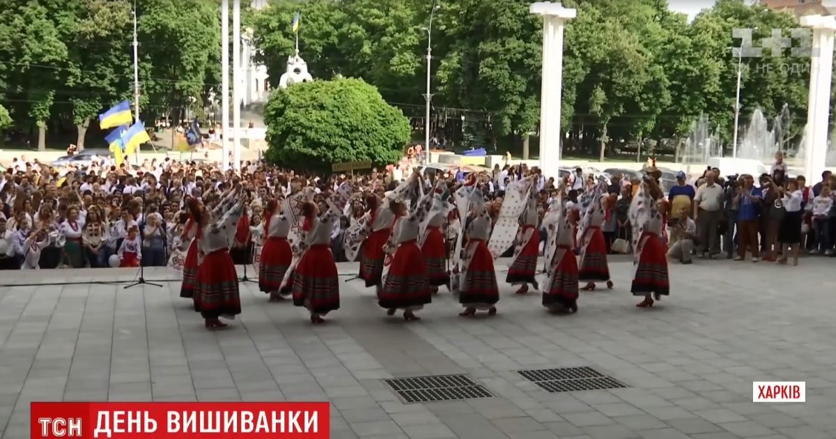 Украина расцвела вышиванками: национальный дресс-код окрасил города и села