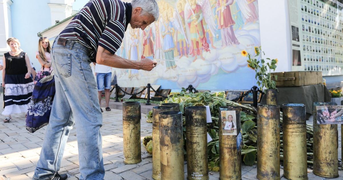 В Киеве память погибших под Иловайском бойцов почтили молебном и скорбной песней "Плине кача"