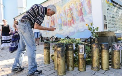 У Києві пам'ять загиблих під Іловайськом бійців вшанували молебнем і скорботною піснею "Плине кача"