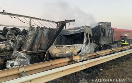 Машини згоріли вщент, точна кількість жертв невідома: подробиці ДТП на трасі Київ-Одеса (відео)