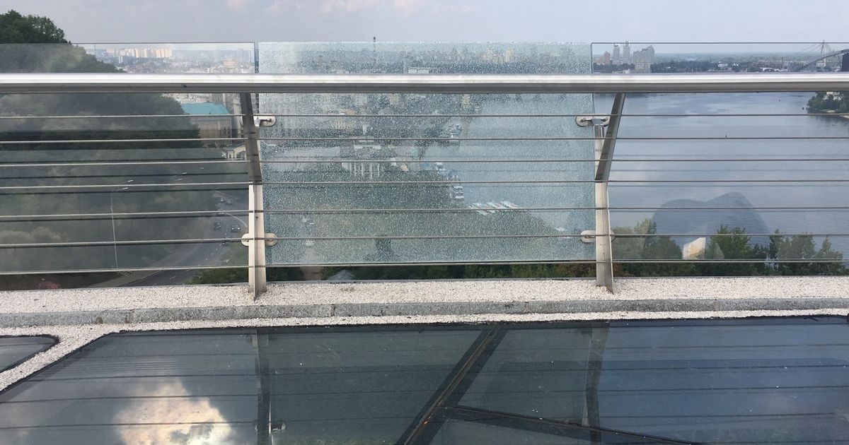 На пішоходному мості Києва знову тріснуло скло