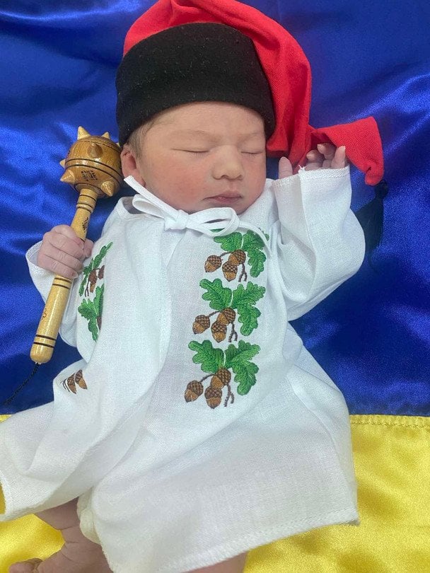 На Волыни новорожденного назвали Ато и одели в крошечную вышиванку