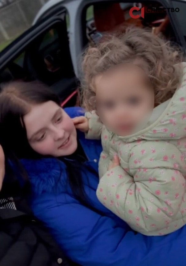 17-летняя Настя с дочерью Мелек. / © Слідство.Інфо