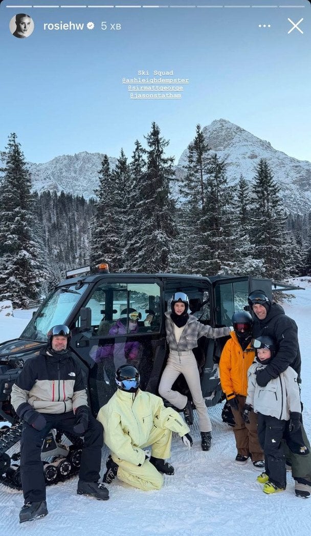 Джейсон Стейтем із сім’єю та друзями / © Instagram Розі Гантінгтон-Вайтлі