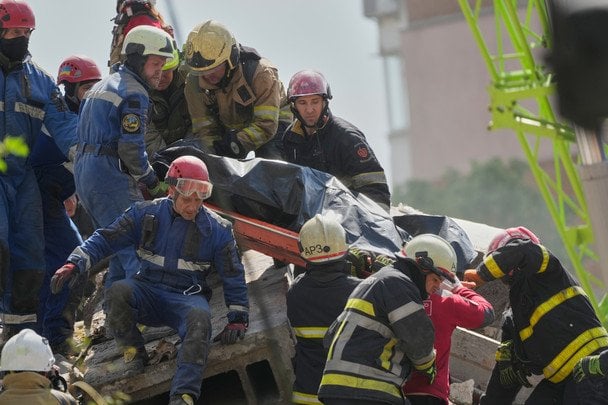 Від російського удару по столиці 14 травня загинули 24 людини / © Associated Press