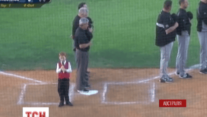 Хлопчик з нападом гикавки виконав гімн Австралії перед бейсбольним матчем