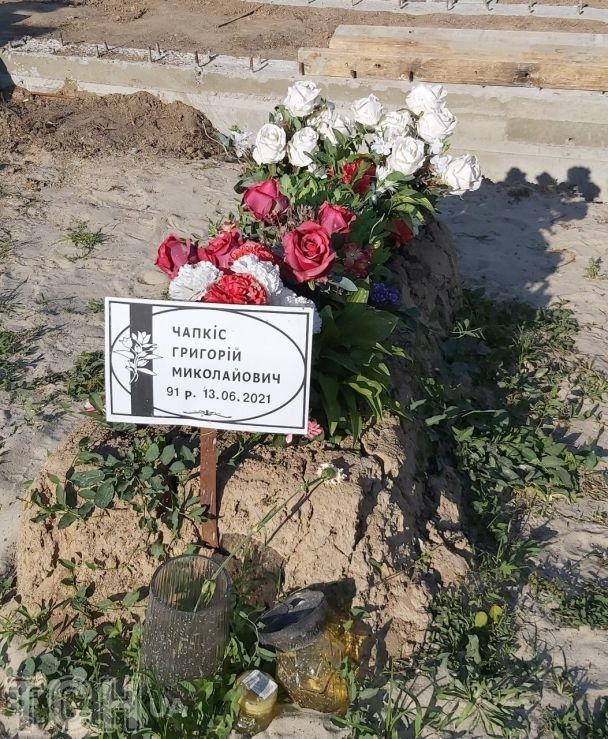 Так зараз виглядає могила хореографа Григорія Чапкіса на Байковому кладовищі / фото ТСН.ua / ©