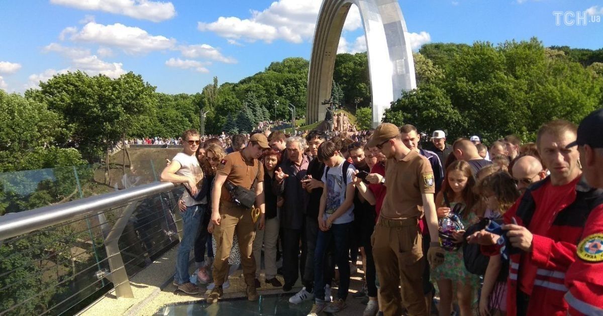 На новому мосту у Києві замінюють скло, що побили напередодні