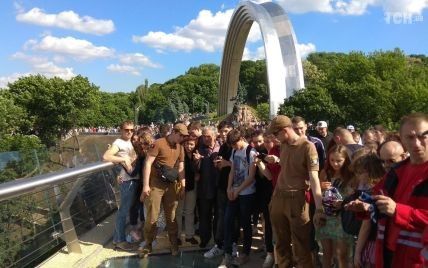 На новом мосту в Киеве заменяют стекло, которое разбили накануне