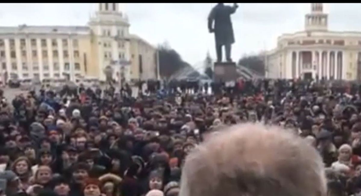 В Кемерово сотни людей вышли на массовый митинг