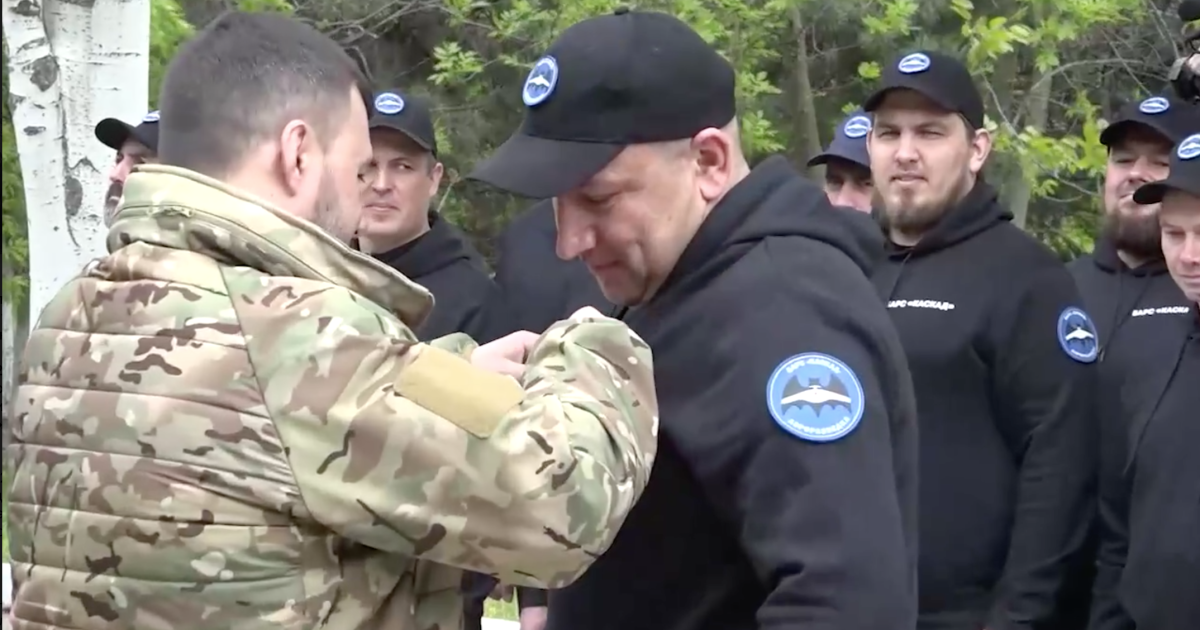 Нагородження ватажком "ДНР" Денисом Пушиліним членів "Барс Каскад" / Скриншот з відео