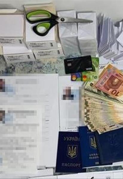 Заплатили за підробку по $4 тис.: на кордоні з Польщею затримали 4 українців з фальшивими документами
