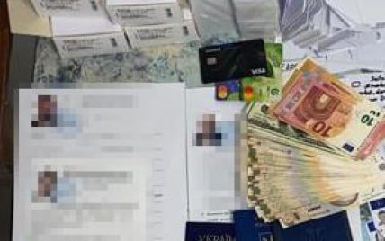 Заплатили за підробку по $4 тис.: на кордоні з Польщею затримали 4 українців з фальшивими документами