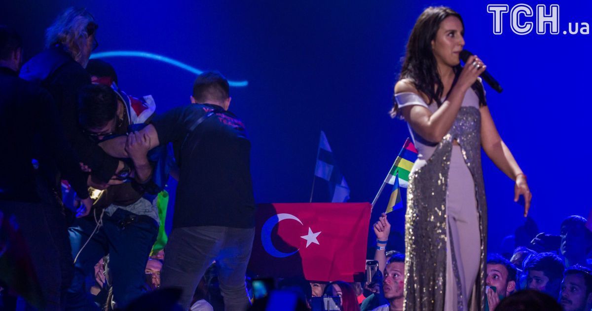 Седюк извинился перед Джамалой за оголенные ягодицы во время "Евровидения-2017"