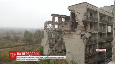 На околиці Мар'їнки бойовики пострілами із важкого озброєння руйнують будинки