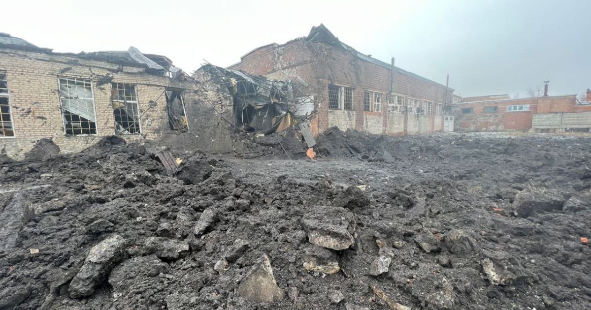 Удар РФ по багатоповерхівці, обстріл кладовища і десятки поранених людей: деталі пекельної доби на Донеччині (фото)