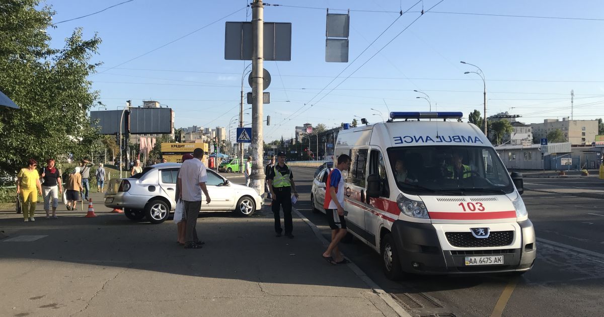 Автіка вилетіла на зупинку у Києві_6 / © Фото Антон Страшко/ТСН