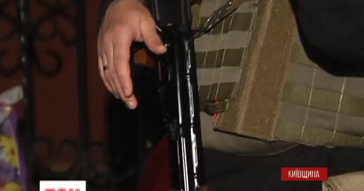 В эти минуты с бойцами на базе продолжаются переговоры.