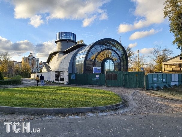 Так виглядає кесон біля парку «Наталка» у Києві, який так і не опустили під землю в 1940 роках