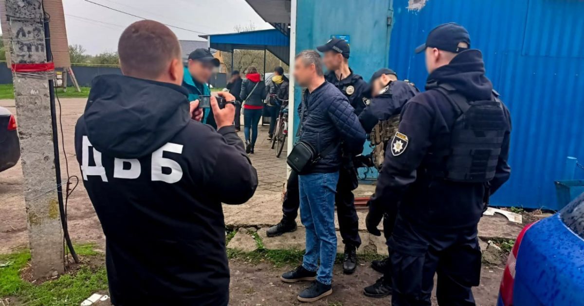 Поліція затримала керівника благодійного фонду у Сумах, який продавав волонтерські посвідчення