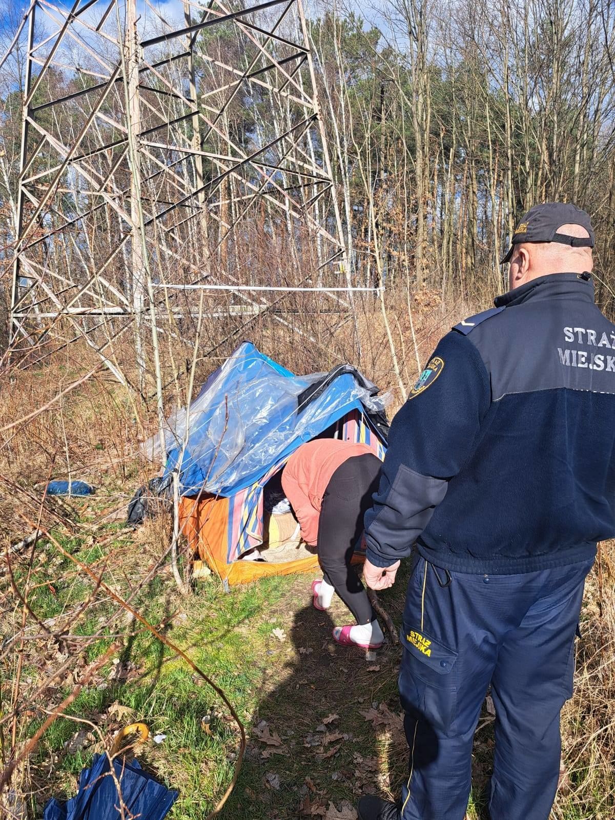 У Польщі працівники міської варти допомогли українці, якій довелося жити в наметі / Фото: пресслужба міської варти Зеленої Гури / © 