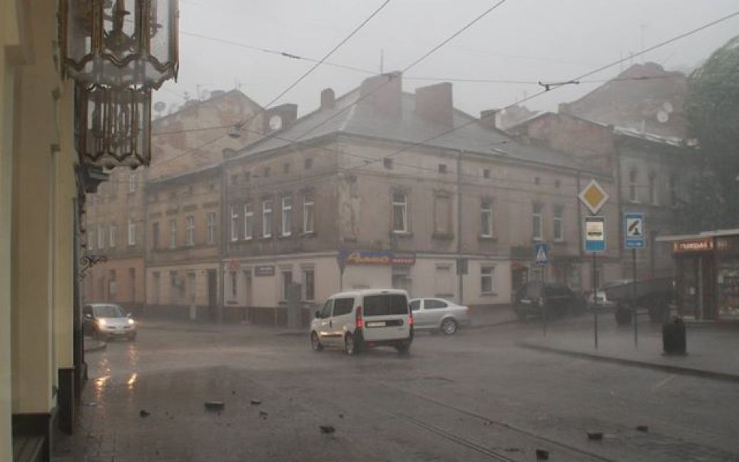 У Львові під чс зливи почали руйнуватися балкони / © facebook/Youriy Polyakov