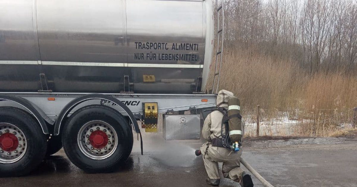 На Волыни вытекла азотная кислота из автоцистерны: ядовитое вещество ликвидировали в спецкостюмах: фото