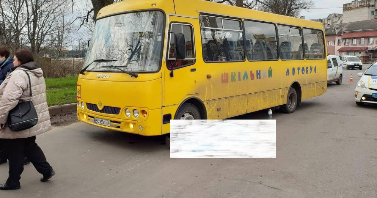 Вышел из салона и упал на дорогу: во Львовской области внезапно умер водитель школьного автобуса (фото)