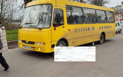 Вийшов з салону і впав на дорогу: у Львівській області раптово помер водій шкільного автобуса (фото)