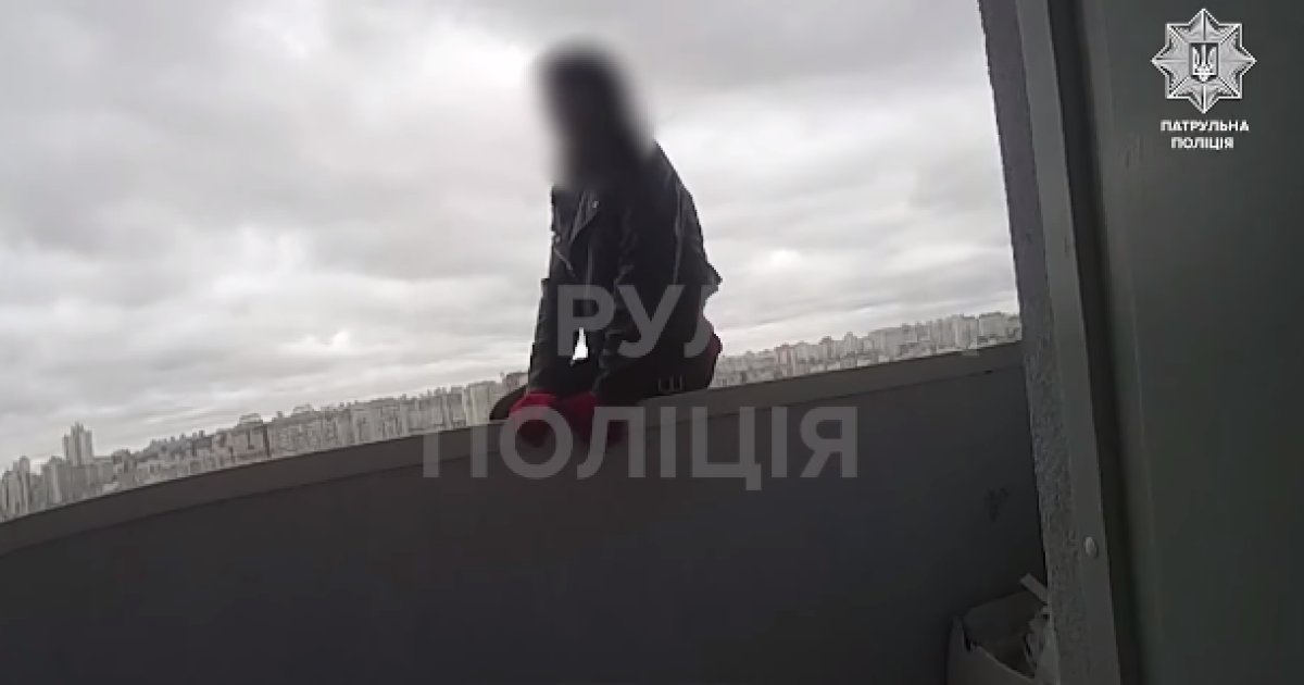 У Києві 17-річна дівчина стрибнула з балкона на 25 поверсі: патрульний схопив її в останній момент (моторошне відео)