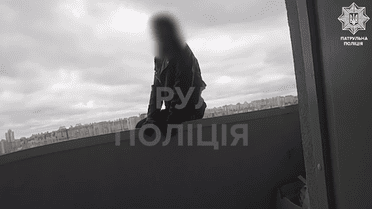 В Киеве 17-летняя девушка прыгнула с балкона на 25 этаже: патрульный схватил ее в последний момент (жуткое видео)