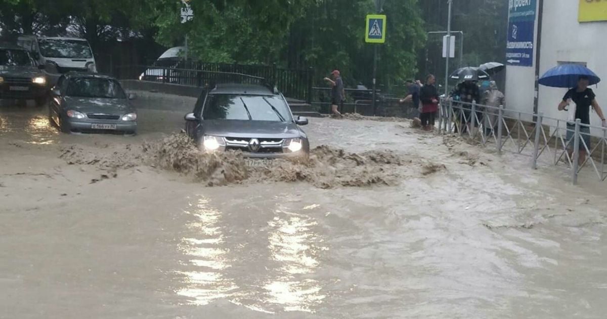 "Мы не знаем, что будет в ближайшие часы": в Ялте огромные потоки воды смывают все на своем пути