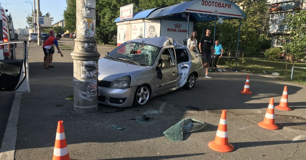 Автіка вилетіла на зупинку у Києві_4 / © Фото Антон Страшко/ТСН