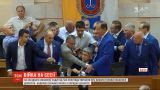 Сломанные микрофоны и разорванные рубашки: в Одессе на заседании облсовета подрались депутаты