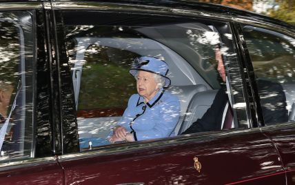Теперь в лавандовом: красивая королева Елизавета II с внуком съездила на службу