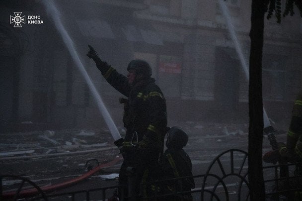 Спасатели ликвидируют последствия российской атаки 10 июля 2025 года