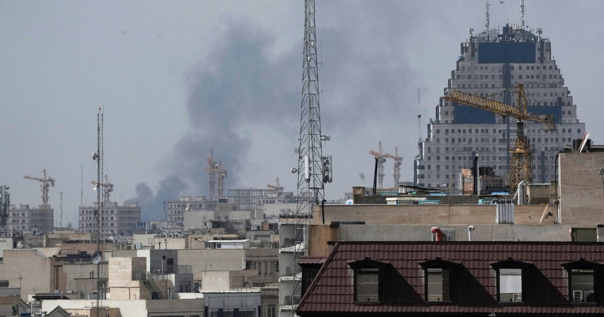 Дим піднімається над горизонтом після вибуху в Тегерані, Іран, субота, 28 лютого 2026 року.