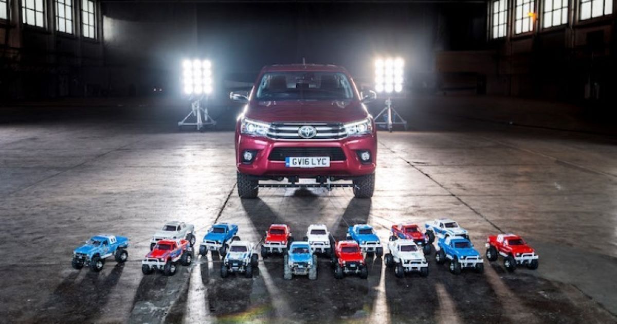 Игрушечные пикапы взяли на буксир Toyota Hilux