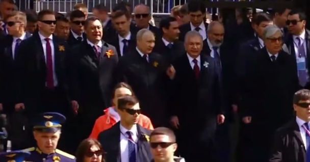 Путін на параді Перемоги злякався бавовни. ФОТО: скрин із відео / ©
