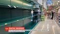 В мире за паники на фоне коронавируса массово раскупают продукты первой необходимости